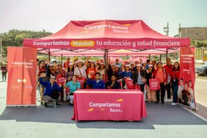 Toldo de Aula Magenta de Compartamos Banco en una jornada de educación financiera