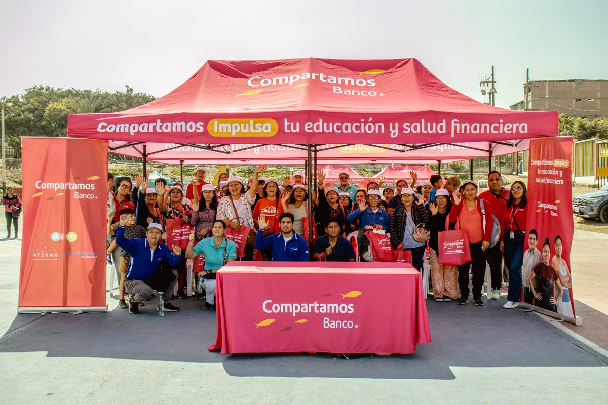 Toldo de Aula Magenta de Compartamos Banco en una jornada de educación financiera