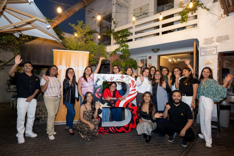 Equipo de Aprenda celebrando la certificación de Empresa B