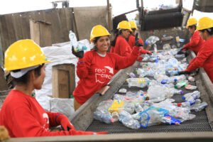 Recicladora del programa ReciCrece junto a su producción de plástico PET